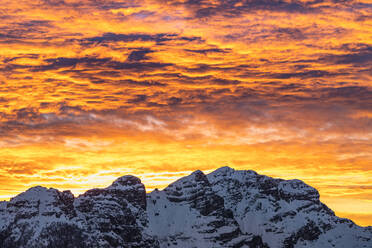 Schneebedeckter Berg Resegone unter dem bunten Himmel bei Sonnenaufgang, Comer See, Provinz Lecco, Lombardei, Italien, Europa - RHPLF21810