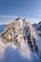 Winterlicher Sonnenaufgang über dem schneebedeckten Gipfel des Piz Roseg, Luftaufnahme, Valmalenco, Valtellina, Lombardei, Italien, Europa - RHPLF21812