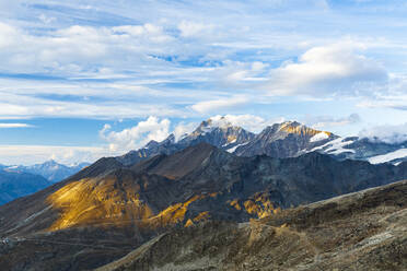 Sonnenlicht über den majestätischen Gipfeln der Berge Dom, Taschhorn und Alphubel, Zermatt, Kanton Wallis, Schweizer Alpen, Schweiz, Europa - RHPLF21813