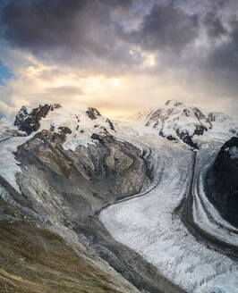 Gornergletscher (Gornergletscher) mit majestätischen Lyskamm- und Monte Rosa-Gipfeln bei Sonnenuntergang, Zermatt, Kanton Wallis, Schweizer Alpen, Schweiz, Europa - RHPLF21814
