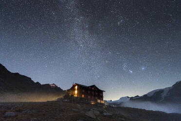 Beleuchtetes Berghüttenhotel unter den Sternen, Fluhalp, Zermatt, Kanton Wallis, Schweiz, Europa - RHPLF21823
