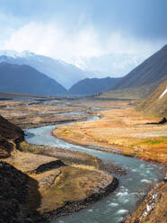 Fluss, der durch das Truso-Tal fließt, Kazbegi, Georgien (Sakartvelo), Zentralasien, Asien - RHPLF21838