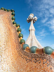 Dach der Casa Battlo, entworfen von Antoni Gaudi, UNESCO-Weltkulturerbe, Barcelona, Katalonien, Spanien, Europa - RHPLF21884