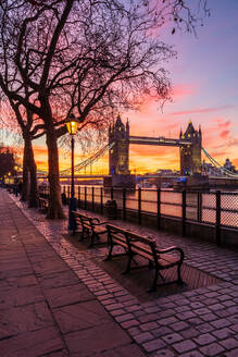 Sonnenaufgang Blick auf die Tower Bridge von Tower Wharf, Tower of London, London, England, Vereinigtes Königreich, Europa - RHPLF21890