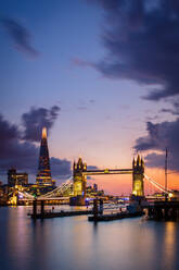 Tower Bridge und The Shard bei Sonnenuntergang, aufgenommen von Wapping, London, England, Vereinigtes Königreich, Europa - RHPLF21896