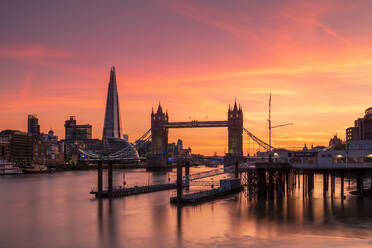 Tower Bridge, Butler's Wharf und The Shard bei Sonnenuntergang, aufgenommen von Wapping, London, England, Vereinigtes Königreich, Europa - RHPLF21897