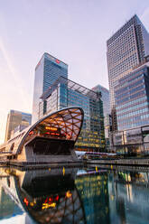 Crossrail-Station und Bürogebäude spiegeln sich im Hafenbecken vor Sonnenaufgang, Canary Wharf, Docklands, London, England, Vereinigtes Königreich, Europa - RHPLF21899