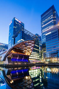 Crossrail-Station und Bürogebäude spiegeln sich im Hafenbecken vor Sonnenaufgang, Canary Wharf, Docklands, London, England, Vereinigtes Königreich, Europa - RHPLF21900