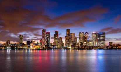 Canary Wharf und Isle of Dogs Skyline bei Sonnenuntergang, Docklands, London, England, Vereinigtes Königreich, Europa - RHPLF21902