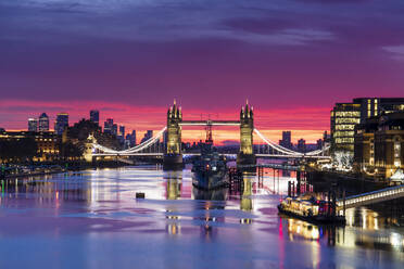 Tower Bridge und HMS Belfast spiegeln sich in der stillen Themse bei Sonnenuntergang, London, England, Vereinigtes Königreich, Europa - RHPLF21903