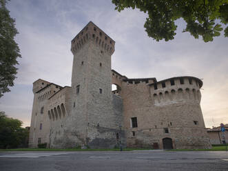 Mittelalterliche Burg von Vignola mit Wehrturm, eingerahmt von Baumzweigen, Vignola, Emilia Romagna, Italien, Europa - RHPLF21909