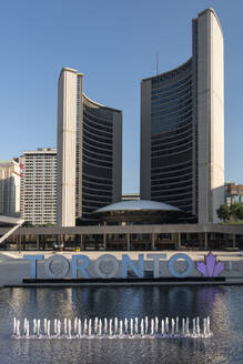 Nathan Phillips Square und Toronto City Hall, Toronto, Ontario, Kanada, Nordamerika - RHPLF21912