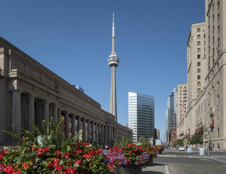 Union Street Station und der CN Tower im Sommer, Front Street, Toronto, Ontario, Kanada, Nordamerika - RHPLF21914