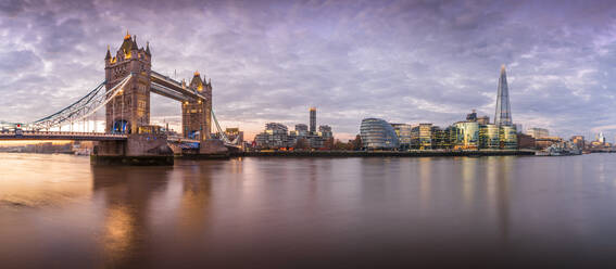 Panoramablick auf die Tower Bridge und die Themse mit dramatischem Himmel bei Sonnenaufgang, London, England, Vereinigtes Königreich, Europa - RHPLF21919