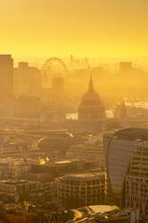 Blick auf das London Eye und die St. Paul's Cathedral zur goldenen Stunde vom Principal Tower, London, England, Vereinigtes Königreich, Europa - RHPLF21923