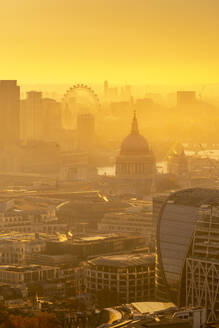 Blick auf das London Eye und die St. Paul's Cathedral zur goldenen Stunde vom Principal Tower, London, England, Vereinigtes Königreich, Europa - RHPLF21923