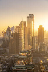 Blick auf die Wolkenkratzer der City of London zur goldenen Stunde vom Principal Tower, London, England, Vereinigtes Königreich, Europa - RHPLF21924