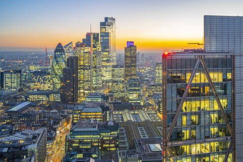 Blick auf die Wolkenkratzer der City of London in der Abenddämmerung vom Principal Tower, London, England, Vereinigtes Königreich, Europa - RHPLF21926