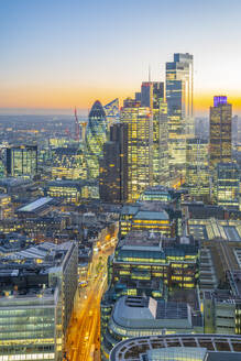 Blick auf die Wolkenkratzer der City of London in der Abenddämmerung vom Principal Tower, London, England, Vereinigtes Königreich, Europa - RHPLF21927