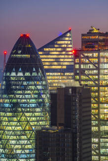 Blick auf die Wolkenkratzer der City of London in der Abenddämmerung vom Principal Tower, London, England, Vereinigtes Königreich, Europa - RHPLF21928