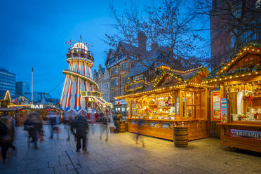 Blick auf die Stände des Weihnachtsmarktes auf dem Old Market Square, Nottingham, Nottinghamshire, England, Vereinigtes Königreich, Europa - RHPLF21929