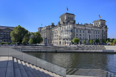 Reichstagsgebäude, in dem der Bundestag untergebracht ist, entlang der Spree, Regierungsviertel, Tiergarten, Berlin, Deutschland, Europa - RHPLF21932