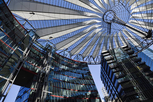 Glasdachkuppel mit Wolkenkratzern des Sony Centers, Potsdamer Platz, Berlin, Deutschland, Europa - RHPLF21937