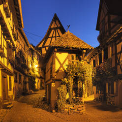 Fachwerkhäuser in der Altstadt von Eguisheim, Elsass, Elsässische Weinstraße, Haut-Rhin, Frankreich, Europa - RHPLF21940