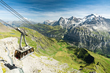 Blick auf die Schilthornbahn und die Schweizer Alpen, Murren Birg, Jungfrau Region, Kanton Bern, Schweiz, Europa - RHPLF21963