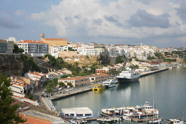 Blick über den Hafen auf die Stadtsilhouette, die Kirche Santa Maria prominent, Mao (Mahon), Menorca, Balearische Inseln, Spanien, Mittelmeer, Europa - RHPLF21967