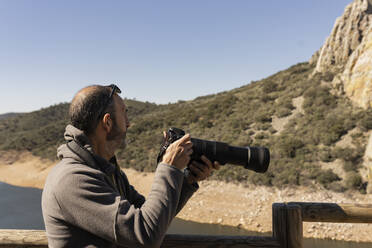 Mann fotografiert Vögel im Monfrague-Nationalpark - JCCMF05874