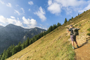 Männlicher Wanderer beim Fotografieren im Karwendelgebirge - FOF13053