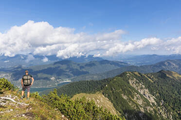 Männlicher Wanderer bewundert die Aussicht auf den Sylvenstein-Stausee im Sommer - FOF13061