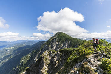 Wanderin macht Pause, um die Sommerlandschaft des Karwendelgebirges zu bewundern - FOF13068