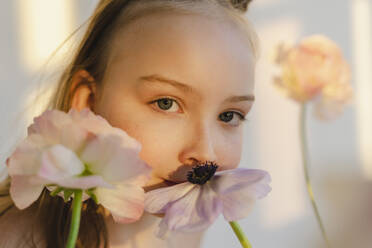 Niedliches Mädchen riecht an frischen Blumen - SEAF00743