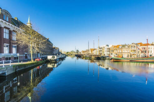 Niederlande, Südholland, Leiden, Klarer blauer Himmel spiegelt sich im Stadtkanal - THAF03065