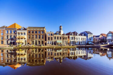 Niederlande, Südholland, Leiden, Reihe von Stadthäusern, die sich im Stadtkanal spiegeln - THAF03067