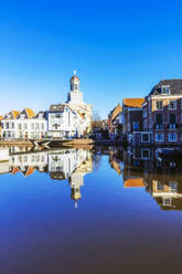 Niederlande, Südholland, Leiden, Kirche und umliegende Stadthäuser spiegeln sich im Stadtkanal - THAF03070