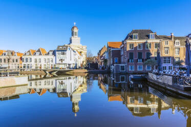 Niederlande, Südholland, Leiden, Kirche und umliegende Stadthäuser spiegeln sich im Stadtkanal - THAF03080