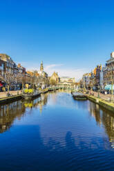 Niederlande, Südholland, Leiden, Klarer blauer Himmel spiegelt sich im Stadtkanal - THAF03082