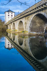 Deutschland, Hessen, Limburg an der Lahn, Lahnbrücke spiegelt sich im Fluss Lahn - MHF00574