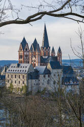 Deutschland, Hessen, Limburg an der Lahn, Schloss Limburg und Limburger Dom im Herbst - MHF00575