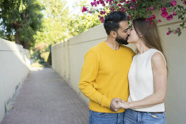 Heterosexuelles Paar küsst sich auf den Mund an der Wand - SVKF00061