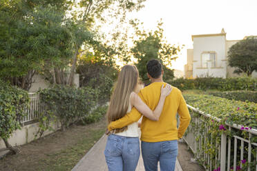 Heterosexuelles Paar geht im Garten spazieren - SVKF00064