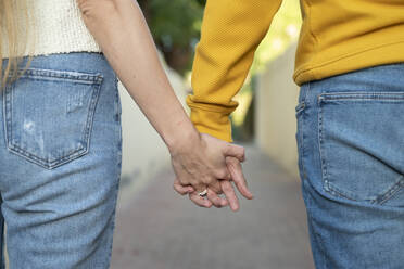 Heterosexual couple holding hands - SVKF00075