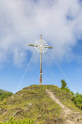 Brunstlkopf-Gipfelkreuz bei bewölktem Himmel an einem sonnigen Tag - FOF13075