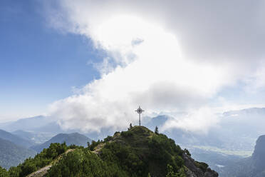 Blick auf das Gipfelkreuz des Brunstlkopfes bei bewölktem Himmel - FOF13080