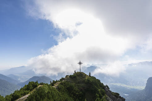 Blick auf das Gipfelkreuz des Brunstlkopfes bei bewölktem Himmel - FOF13080