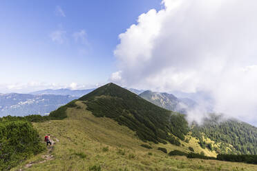 Frau mit Rucksack beim Wandern auf einem Berg - FOF13083