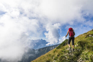 Frau mit Wanderstock beim Wandern auf einem Berg - FOF13084